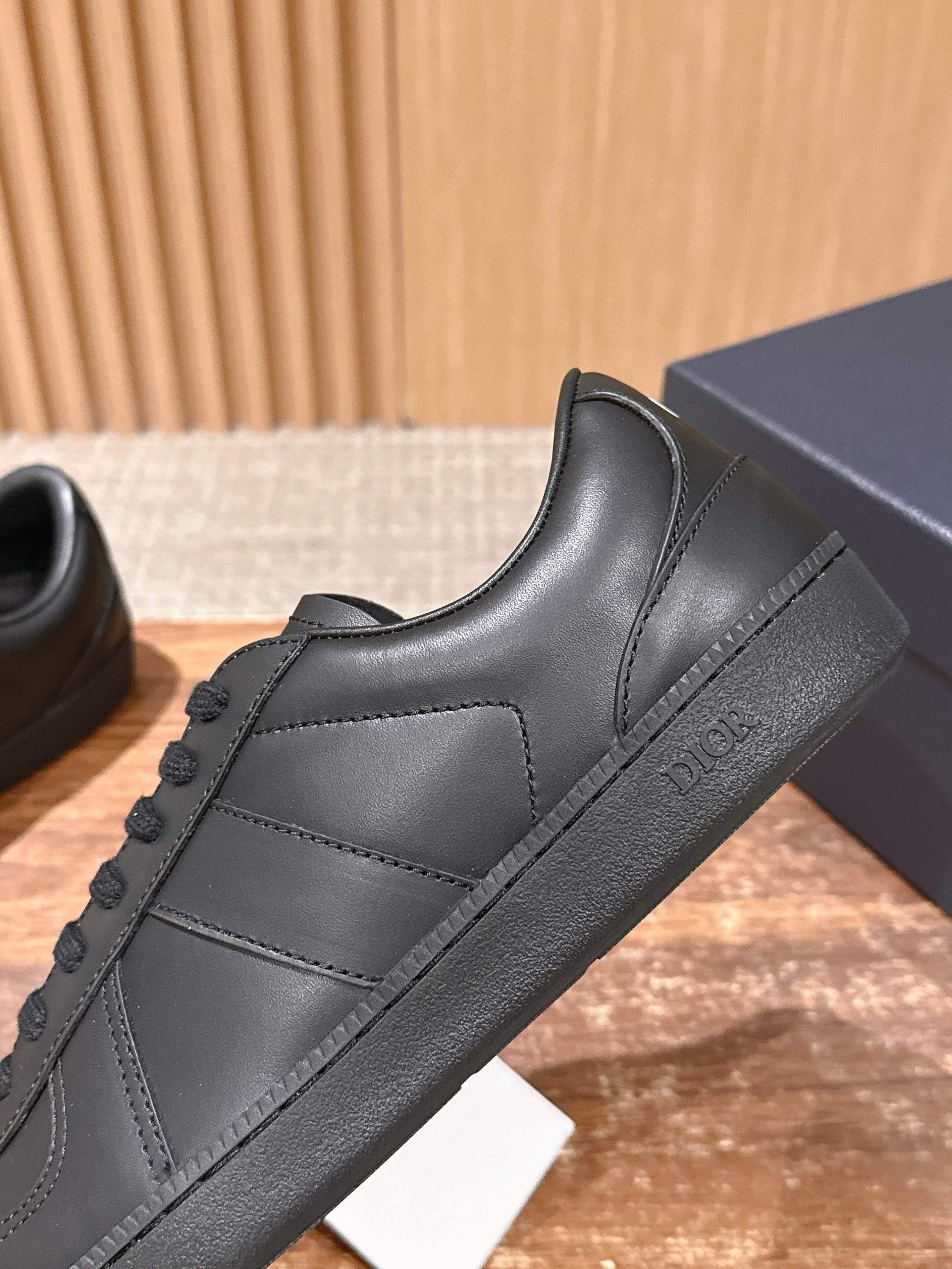 Black and White Shoes - FashionHype.xyz