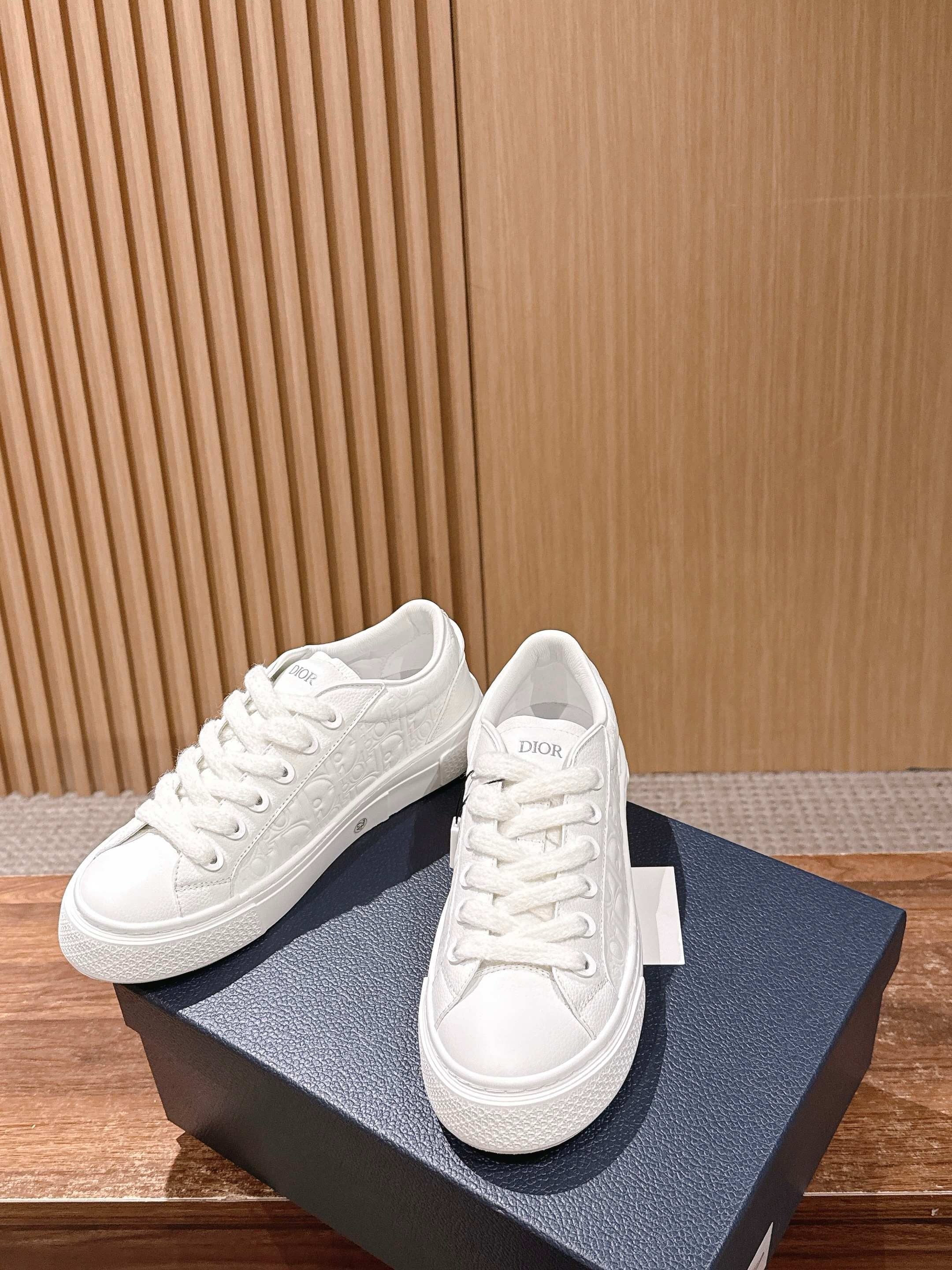 Black and White Shoes - FashionHype.xyz