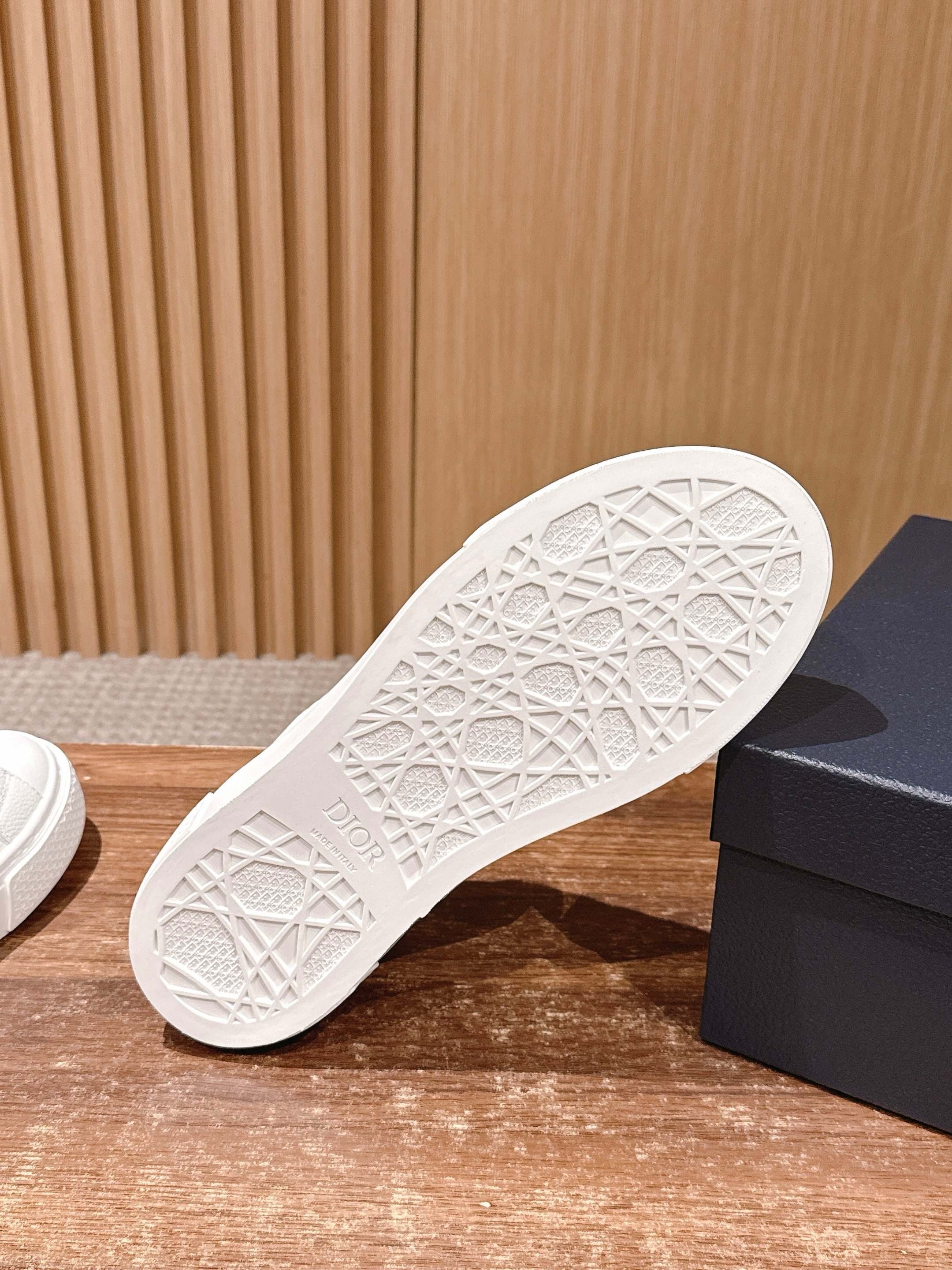 Black and White Shoes - FashionHype.xyz