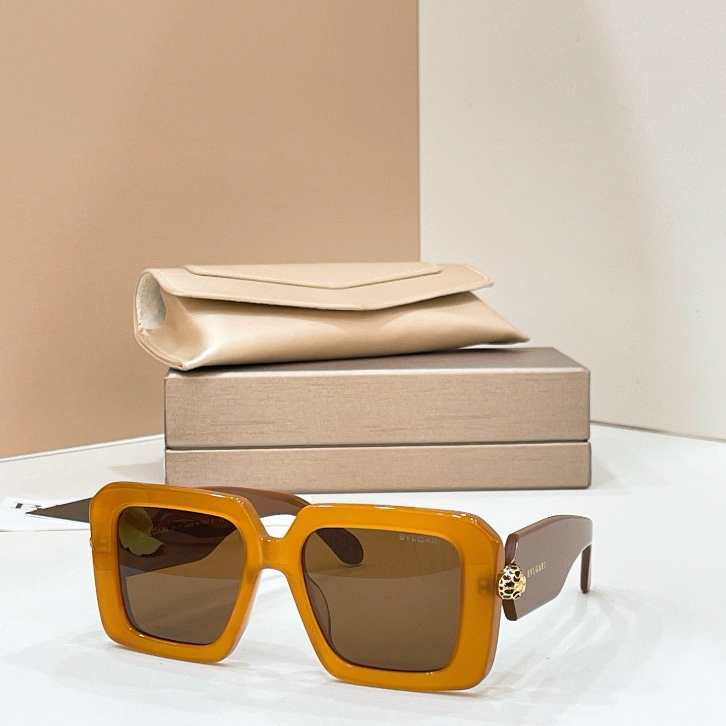 Mehrfarbige Sonnenbrille