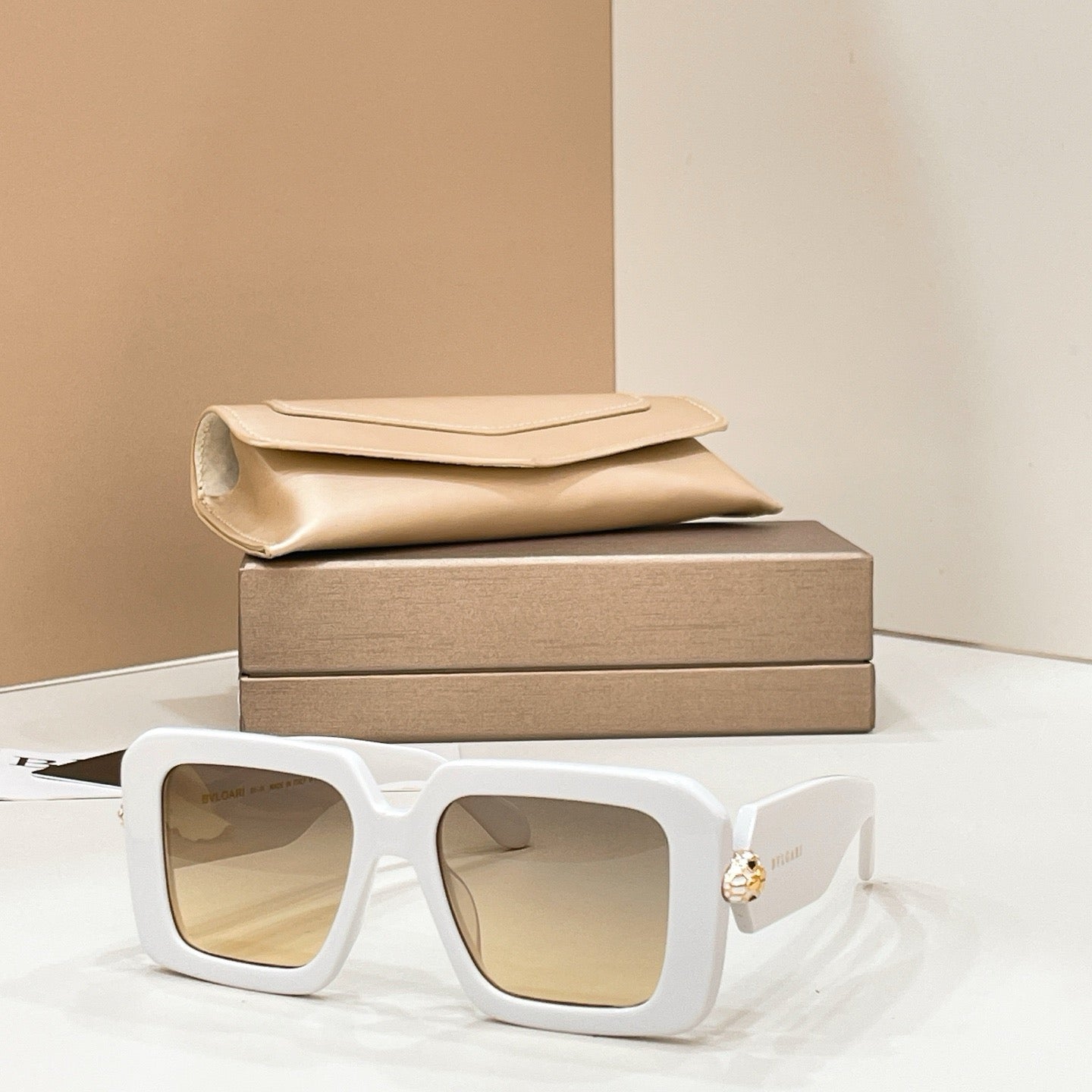 Mehrfarbige Sonnenbrille