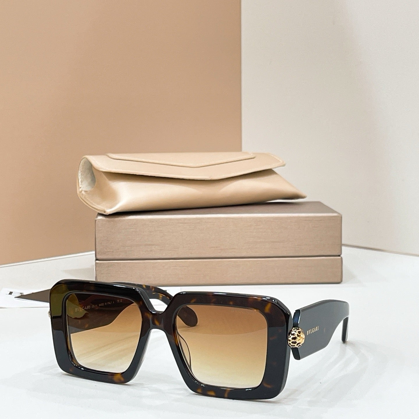 Mehrfarbige Sonnenbrille
