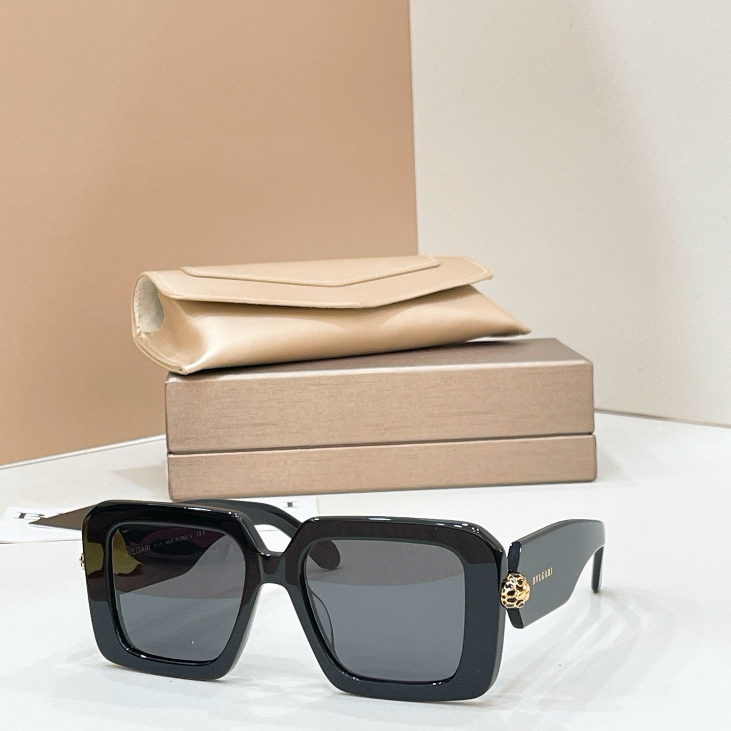 Mehrfarbige Sonnenbrille