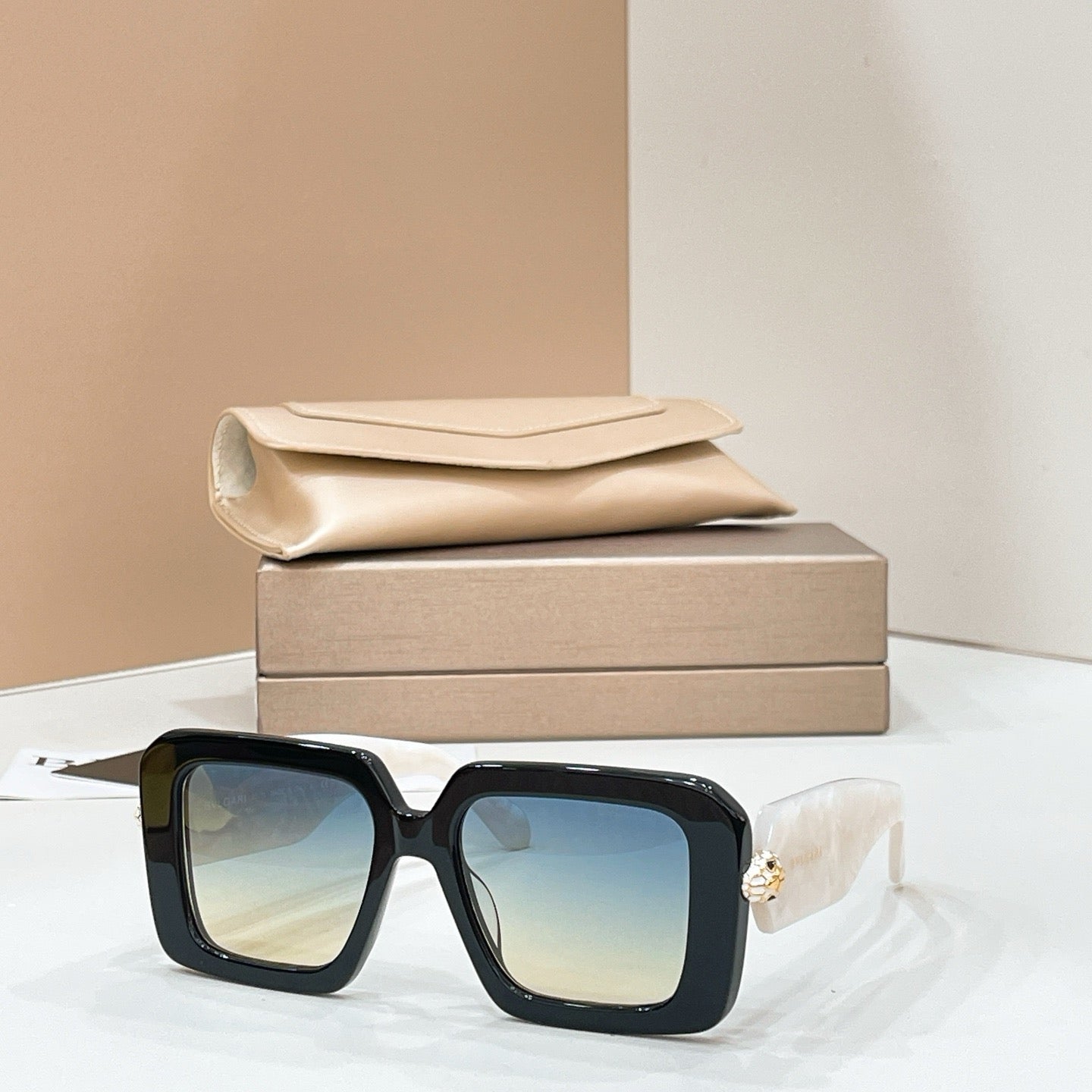 Mehrfarbige Sonnenbrille