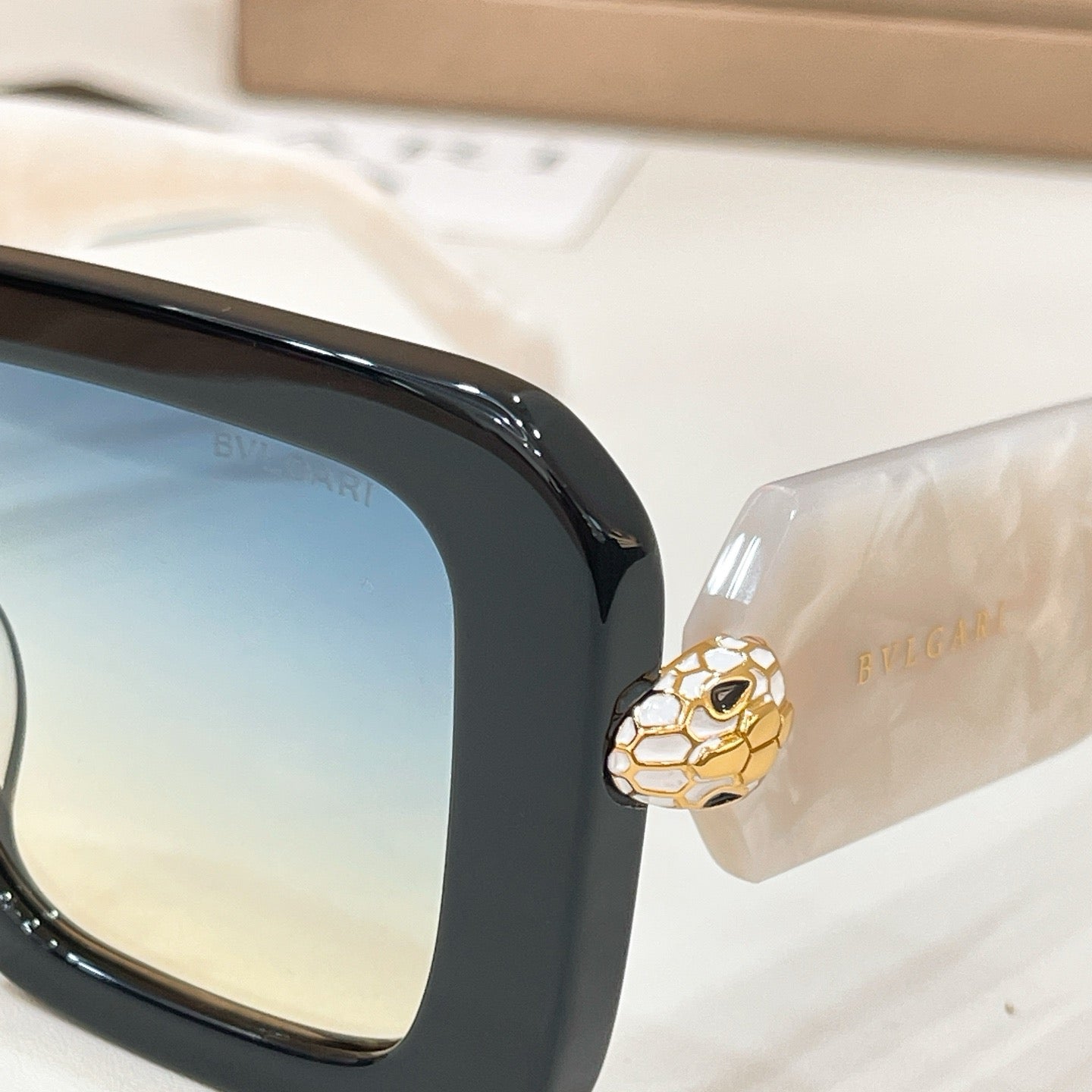 Mehrfarbige Sonnenbrille
