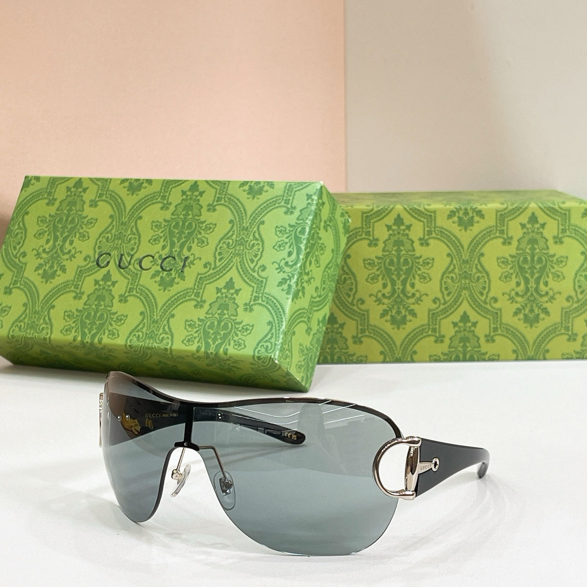 Mehrfarbige Sonnenbrille