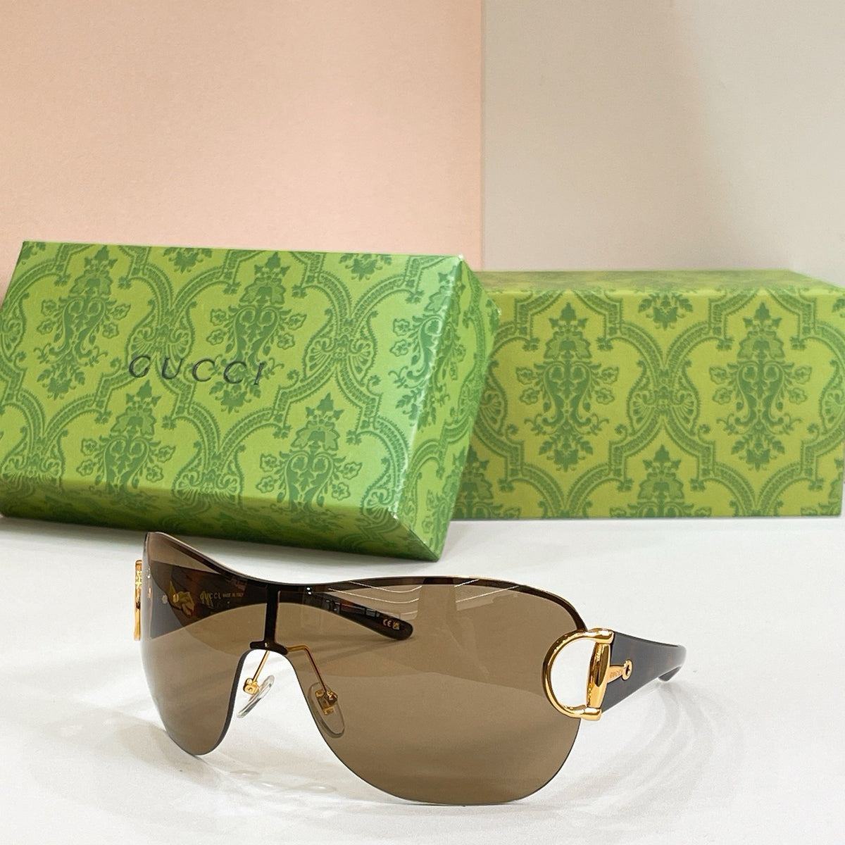 Mehrfarbige Sonnenbrille