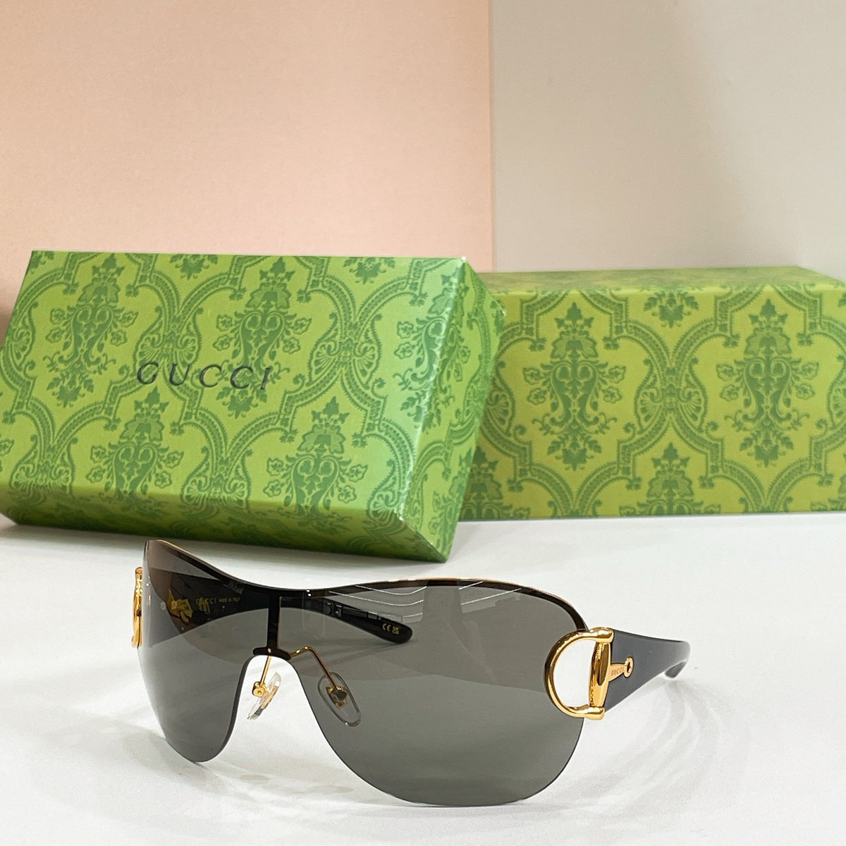 Mehrfarbige Sonnenbrille