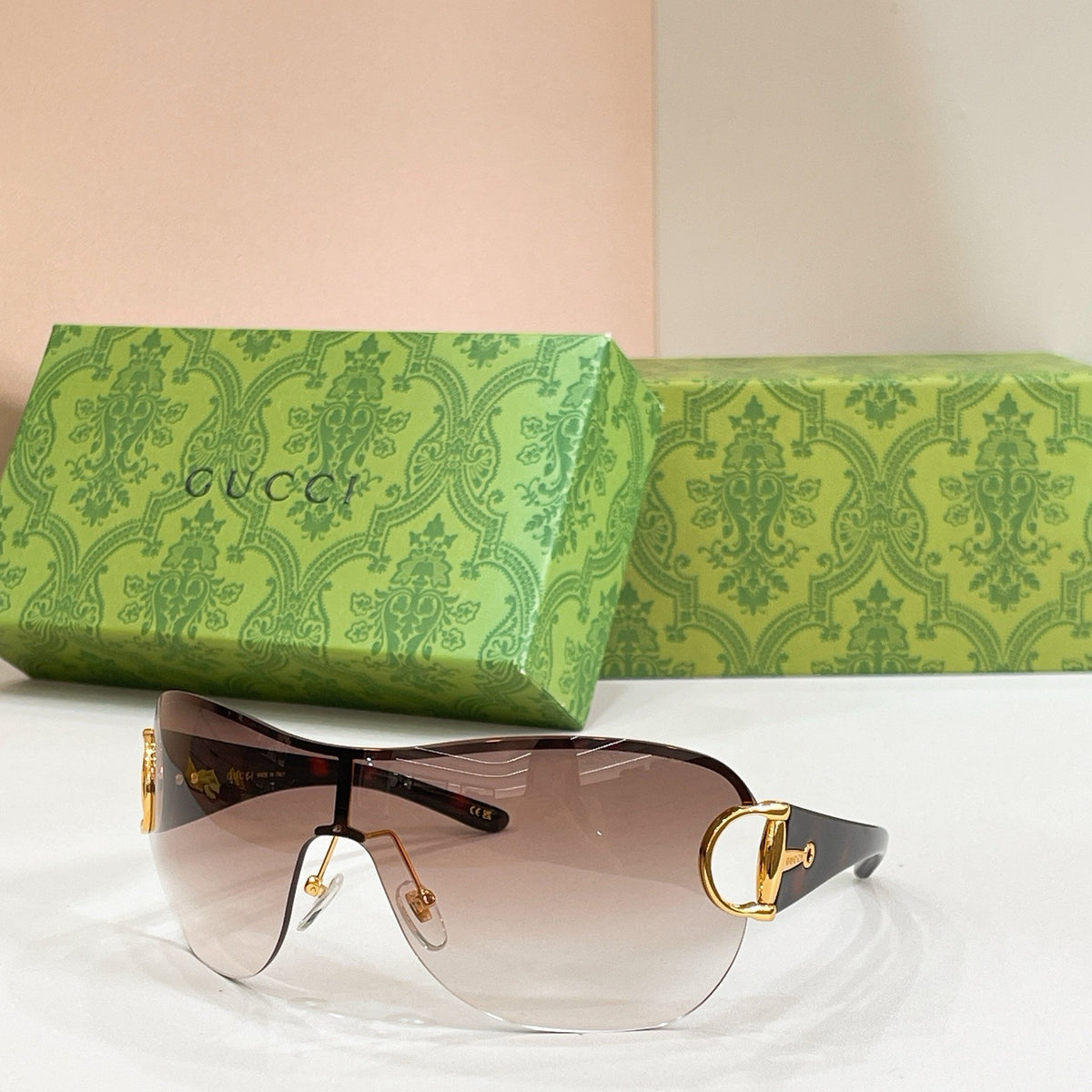 Mehrfarbige Sonnenbrille