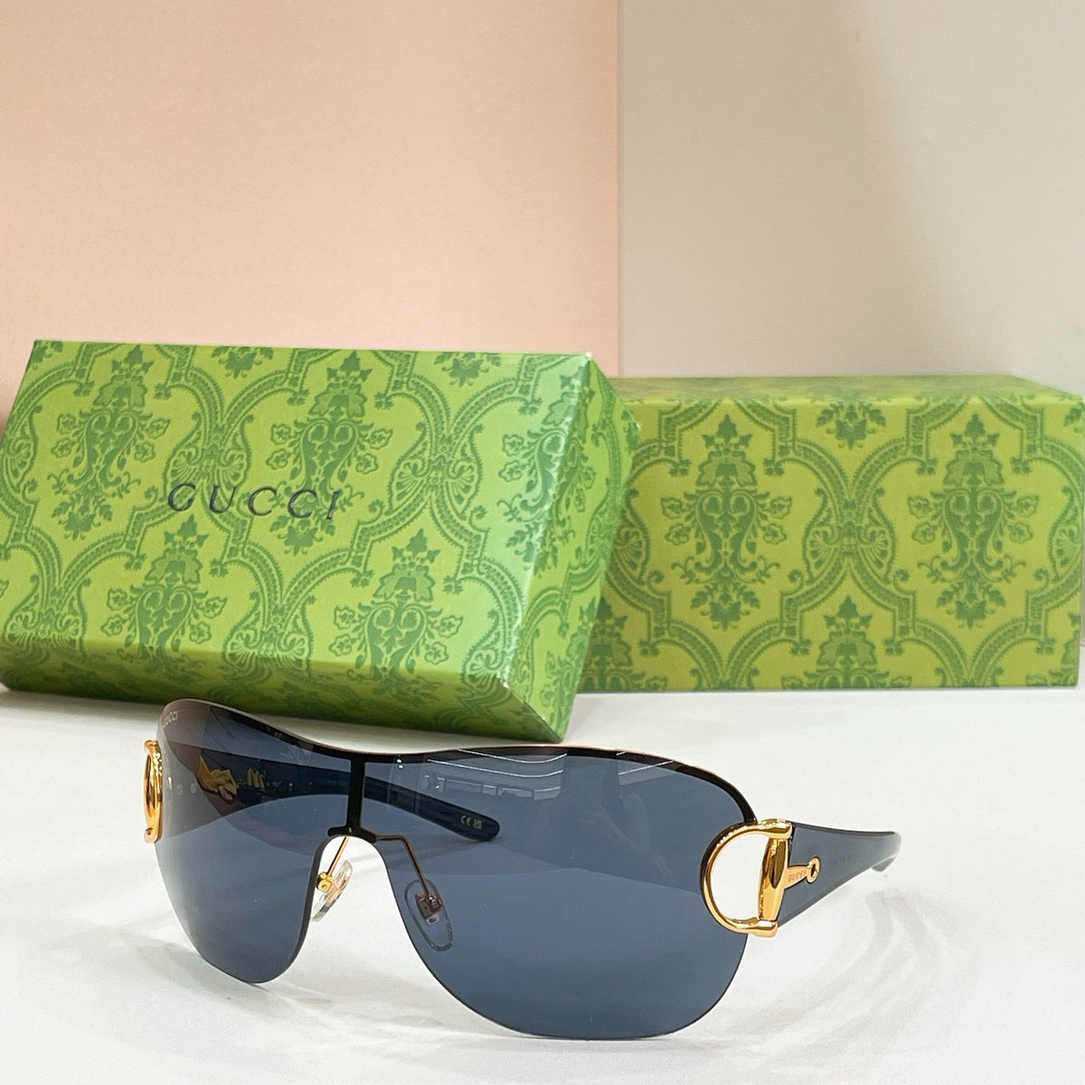 Mehrfarbige Sonnenbrille