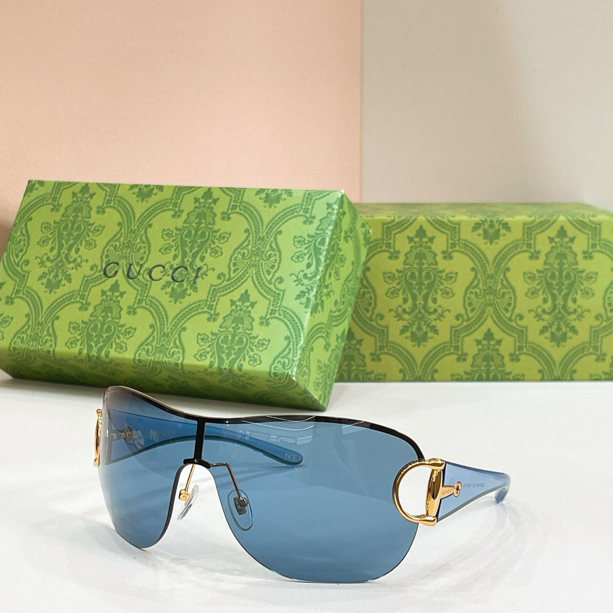 Mehrfarbige Sonnenbrille