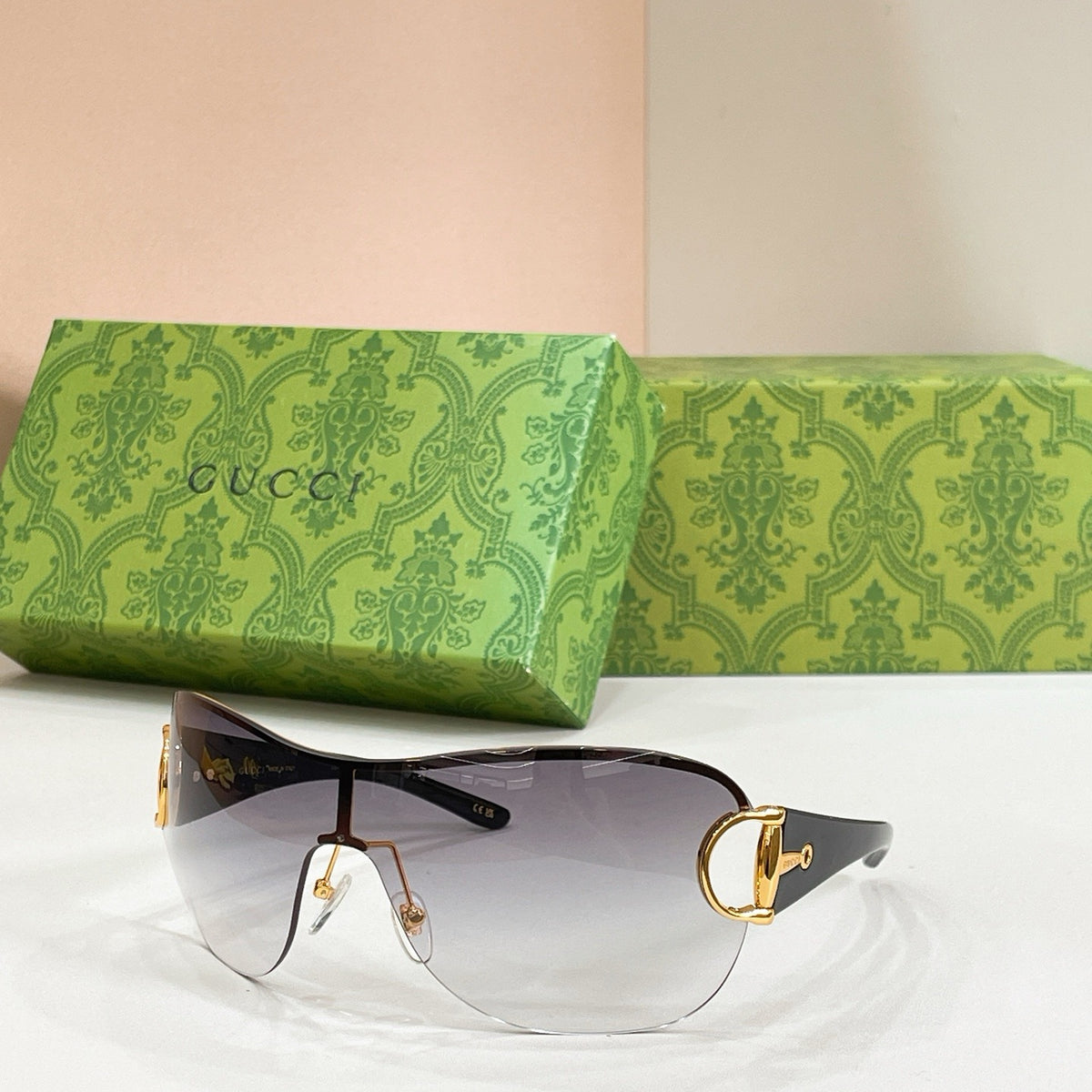 Mehrfarbige Sonnenbrille