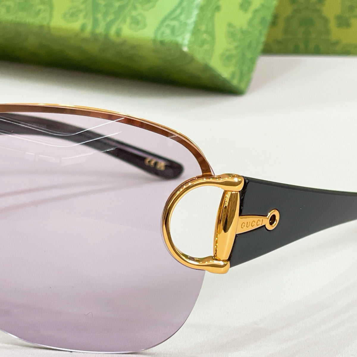 Mehrfarbige Sonnenbrille