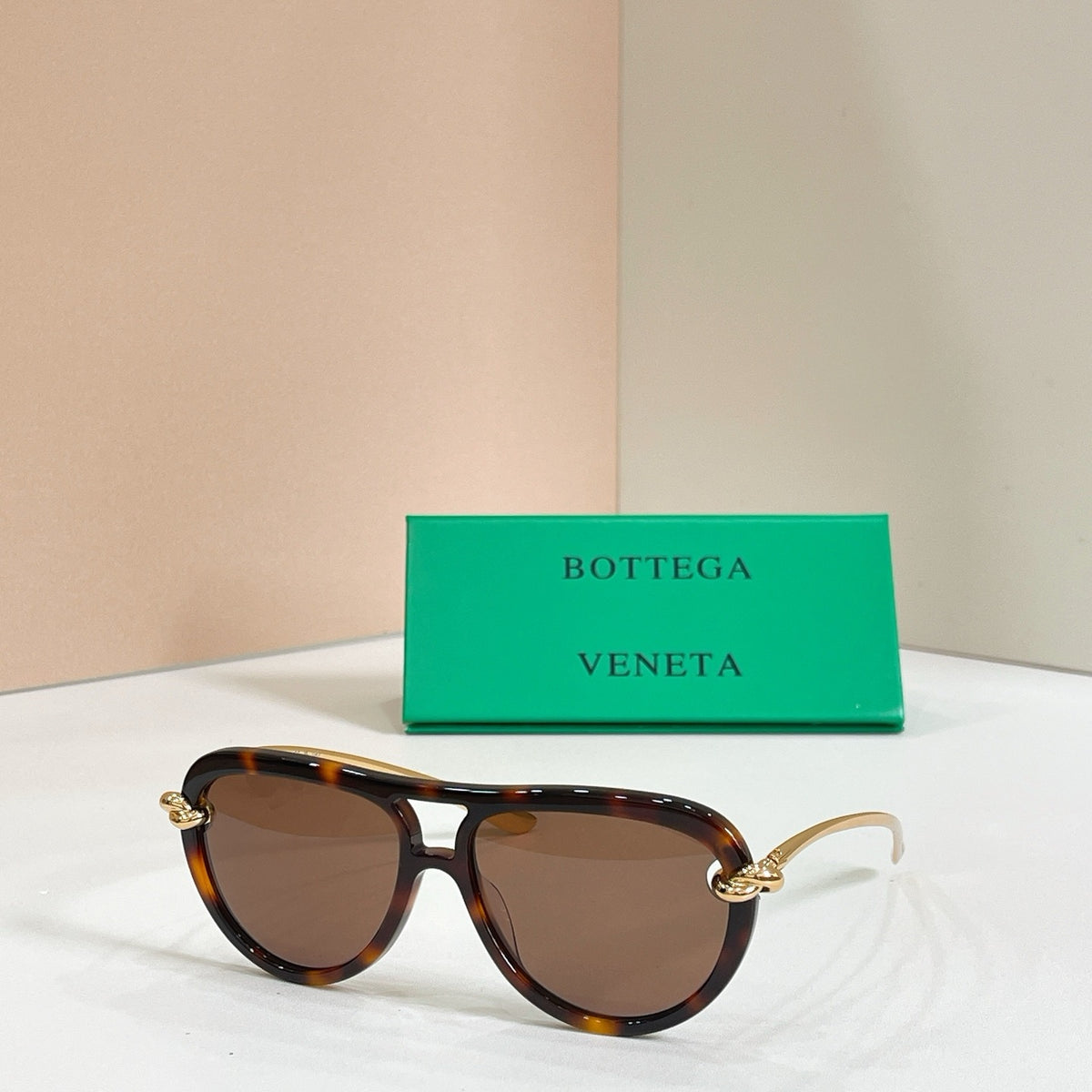 Mehrfarbige Sonnenbrille