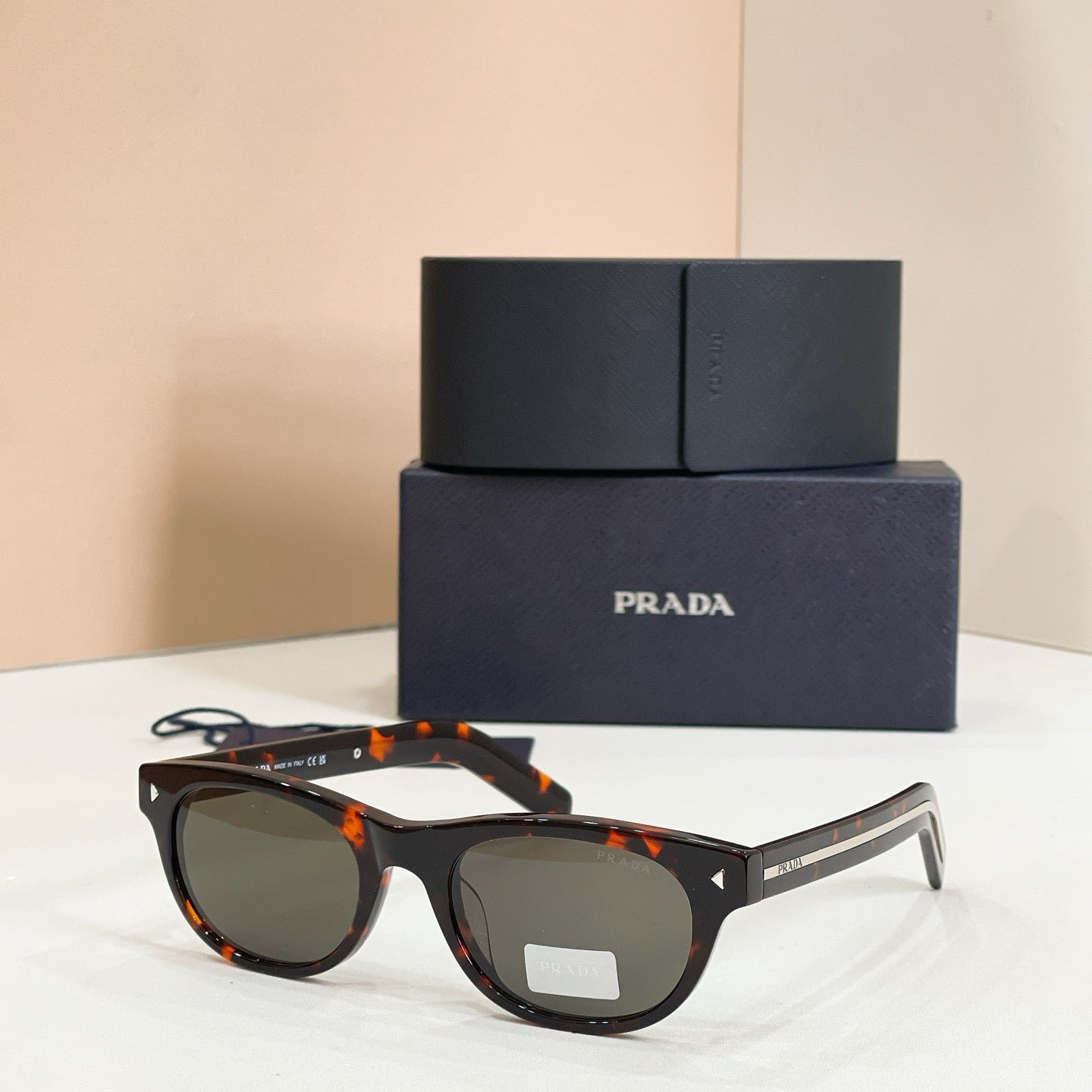 Mehrfarbige Sonnenbrille