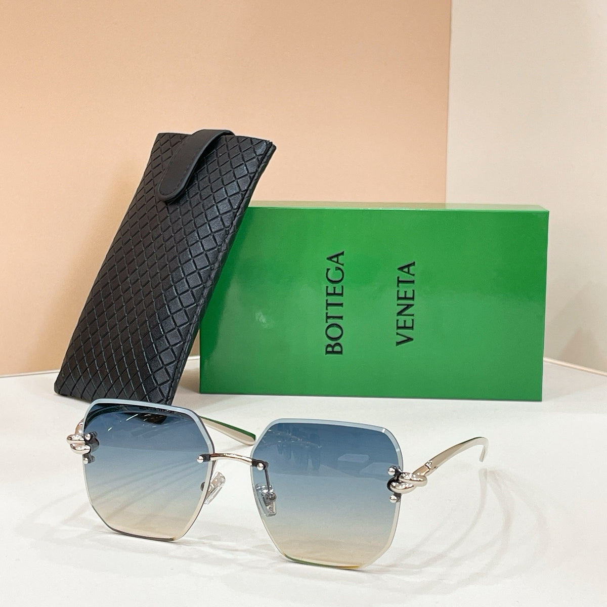 Mehrfarbige Sonnenbrille