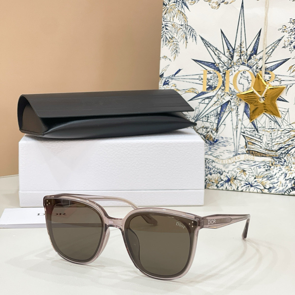 Mehrfarbige Sonnenbrille