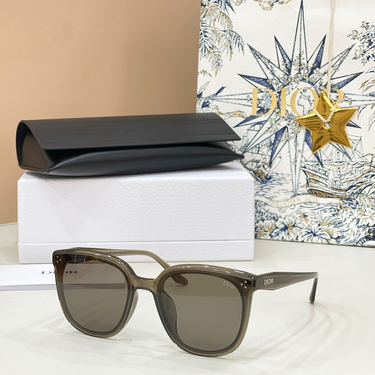 Mehrfarbige Sonnenbrille