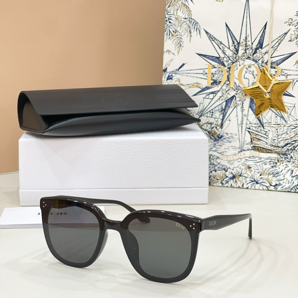 Mehrfarbige Sonnenbrille