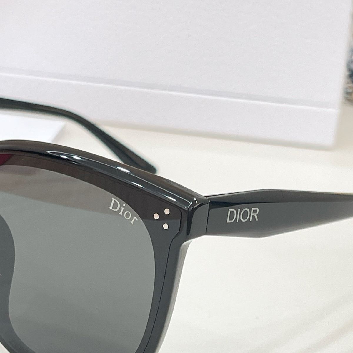 Mehrfarbige Sonnenbrille