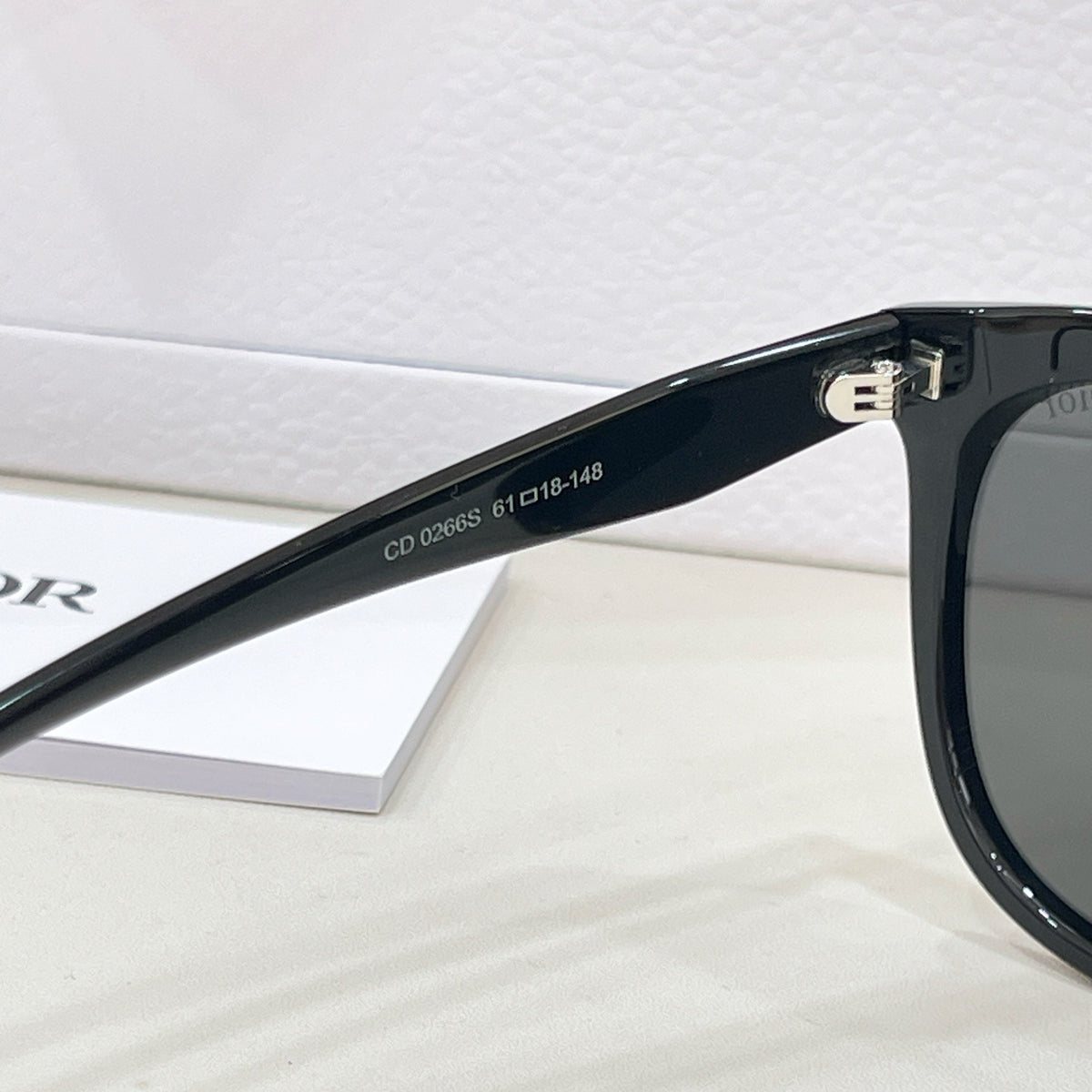 Mehrfarbige Sonnenbrille