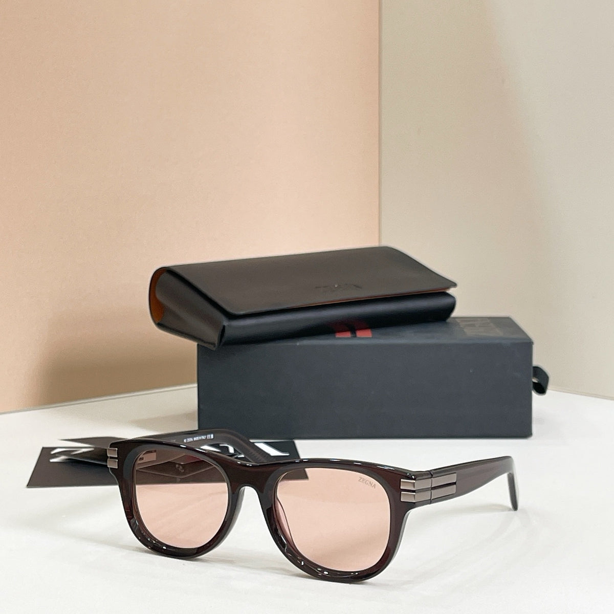 Mehrfarbige Sonnenbrille