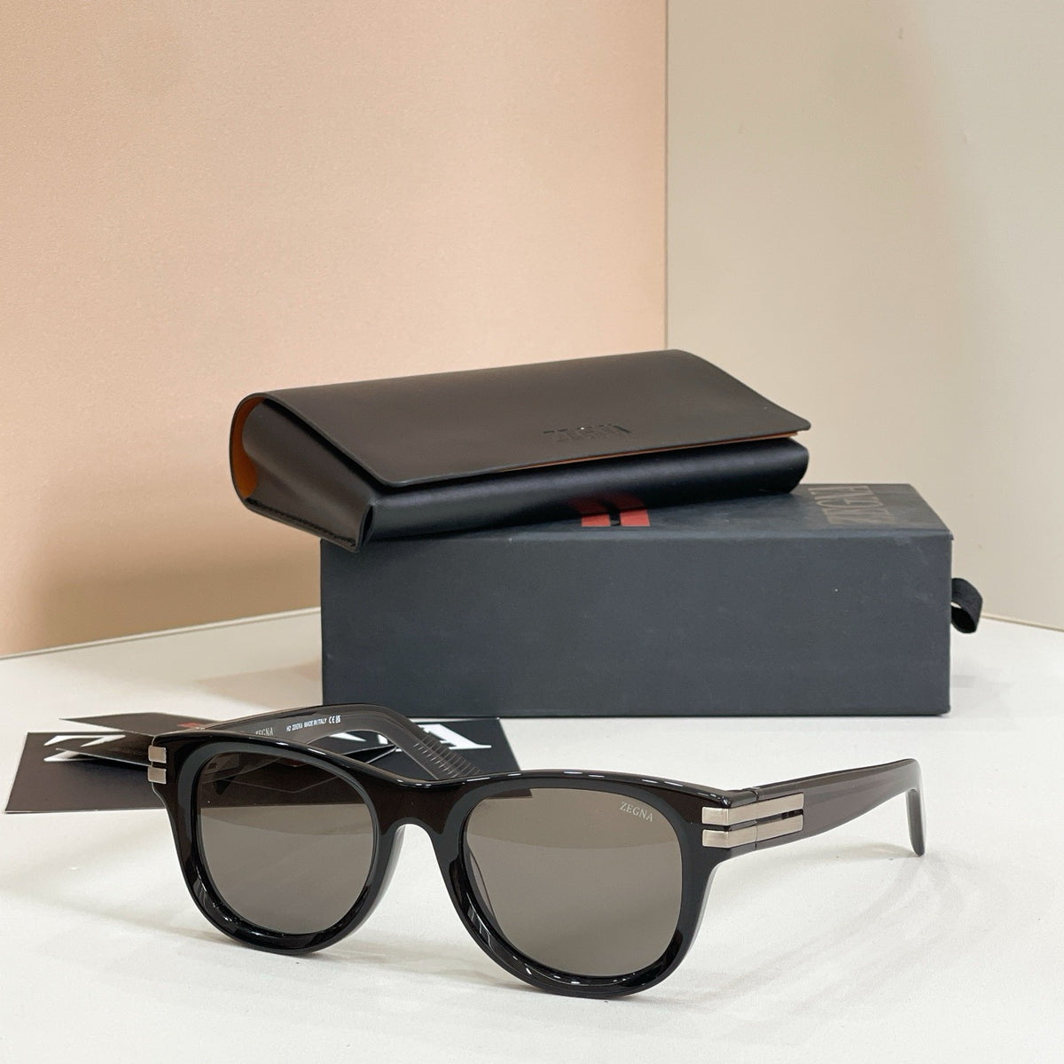 Mehrfarbige Sonnenbrille