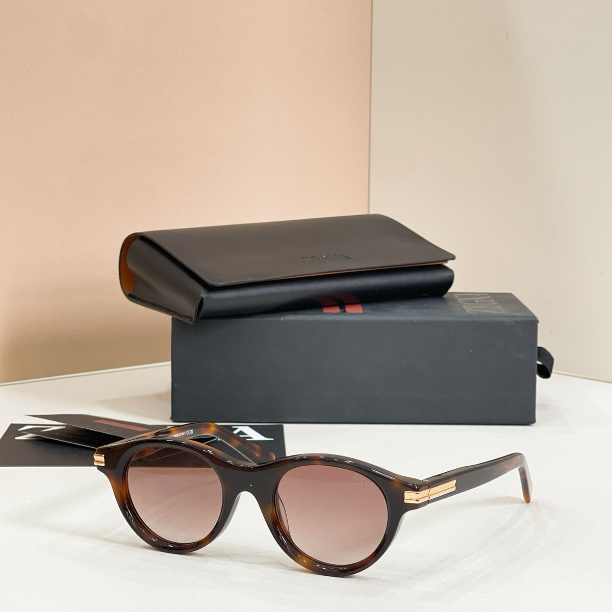 Mehrfarbige Sonnenbrille