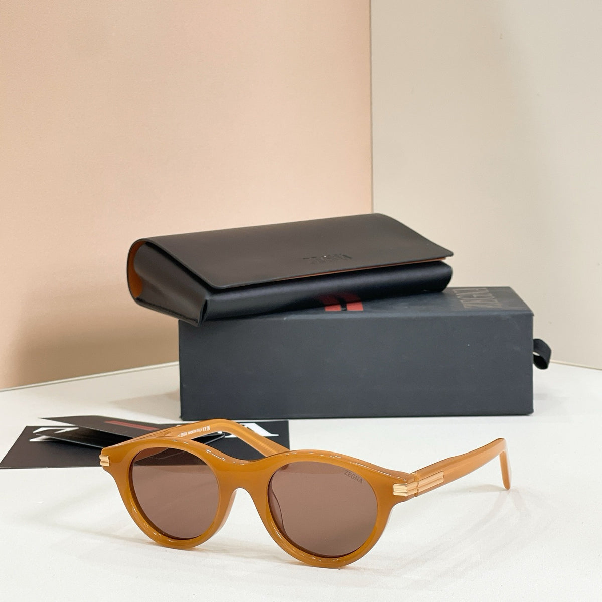 Mehrfarbige Sonnenbrille