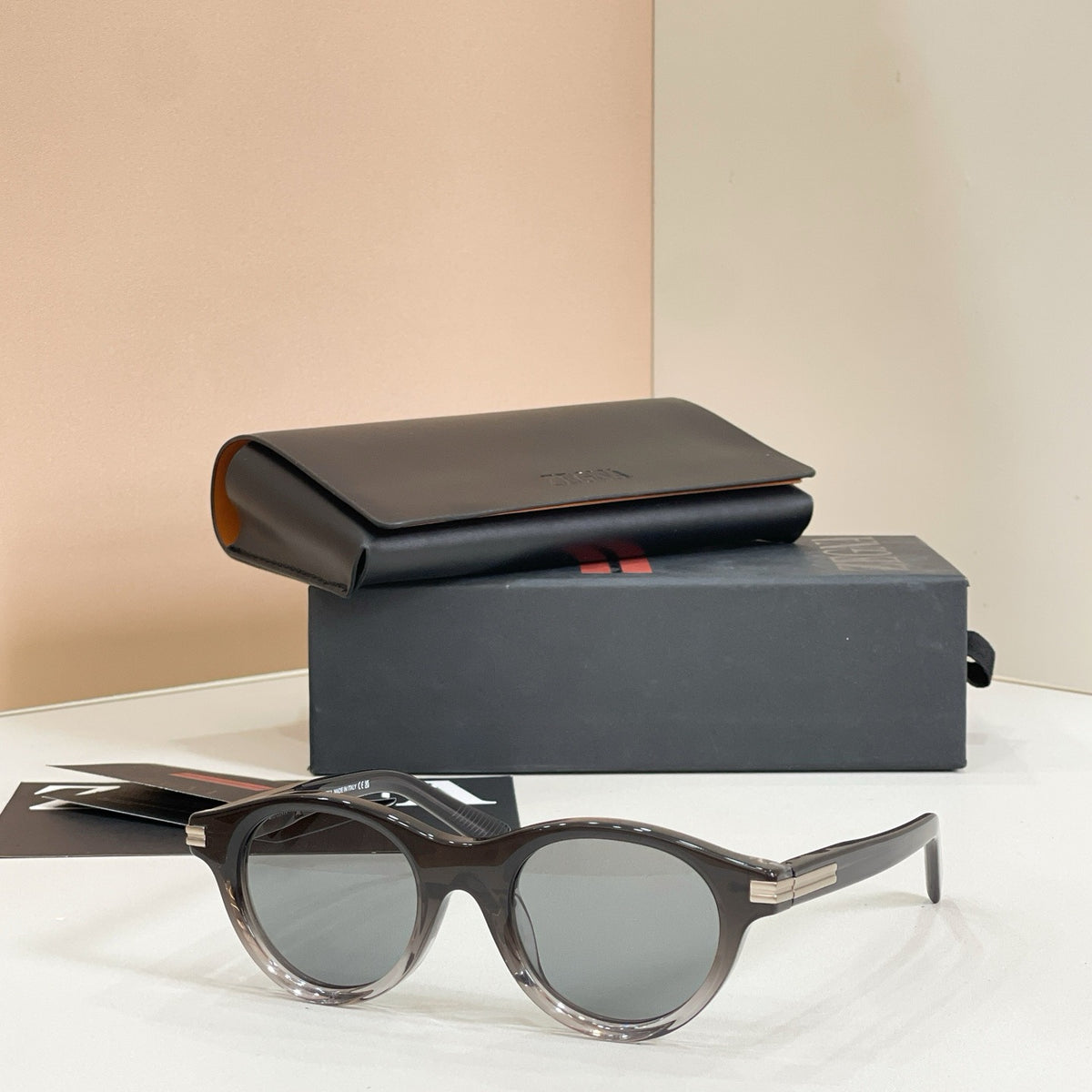 Mehrfarbige Sonnenbrille