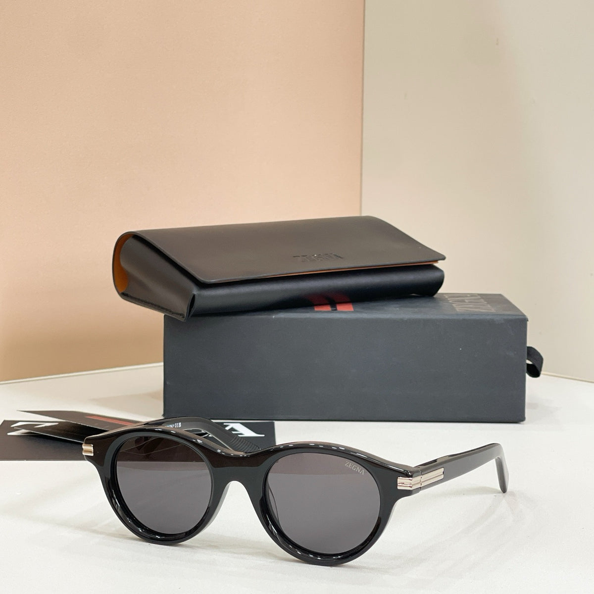 Mehrfarbige Sonnenbrille