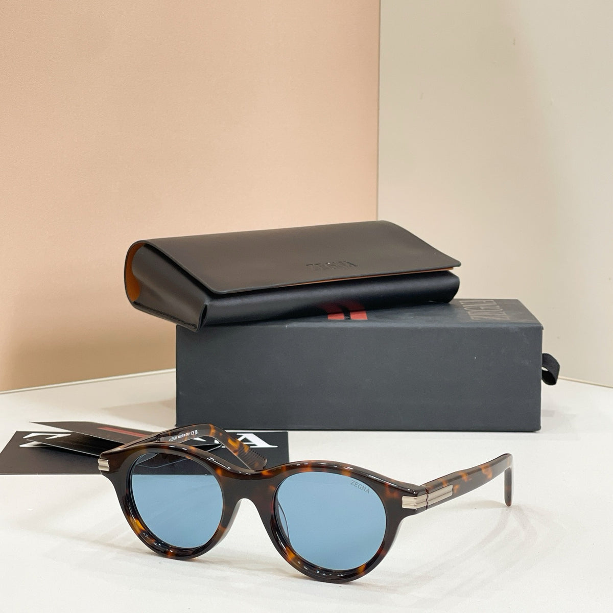 Mehrfarbige Sonnenbrille