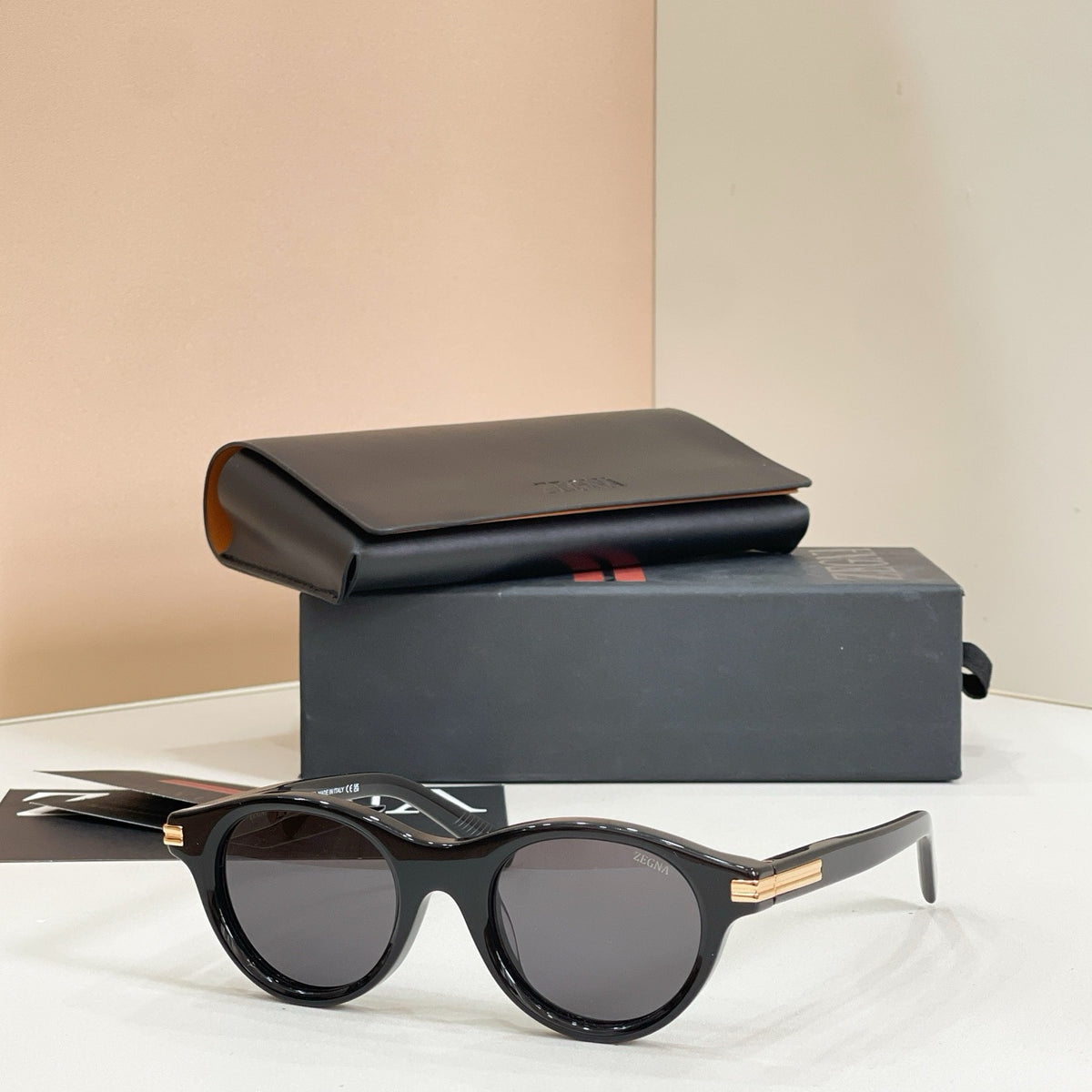 Mehrfarbige Sonnenbrille