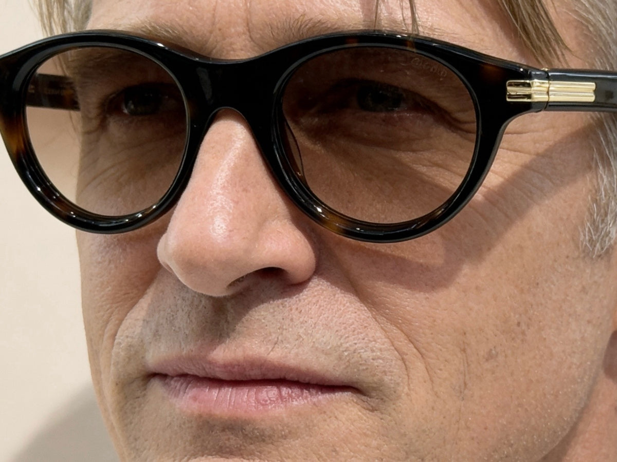 Mehrfarbige Sonnenbrille
