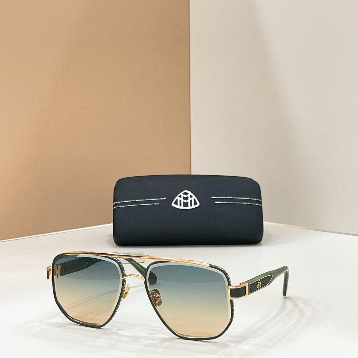 Mehrfarbige Sonnenbrille