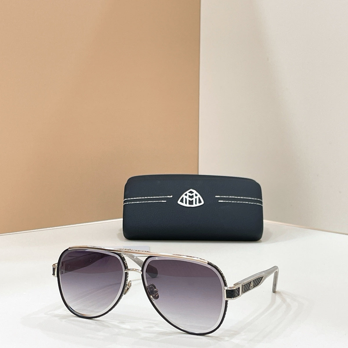 Mehrfarbige Sonnenbrille