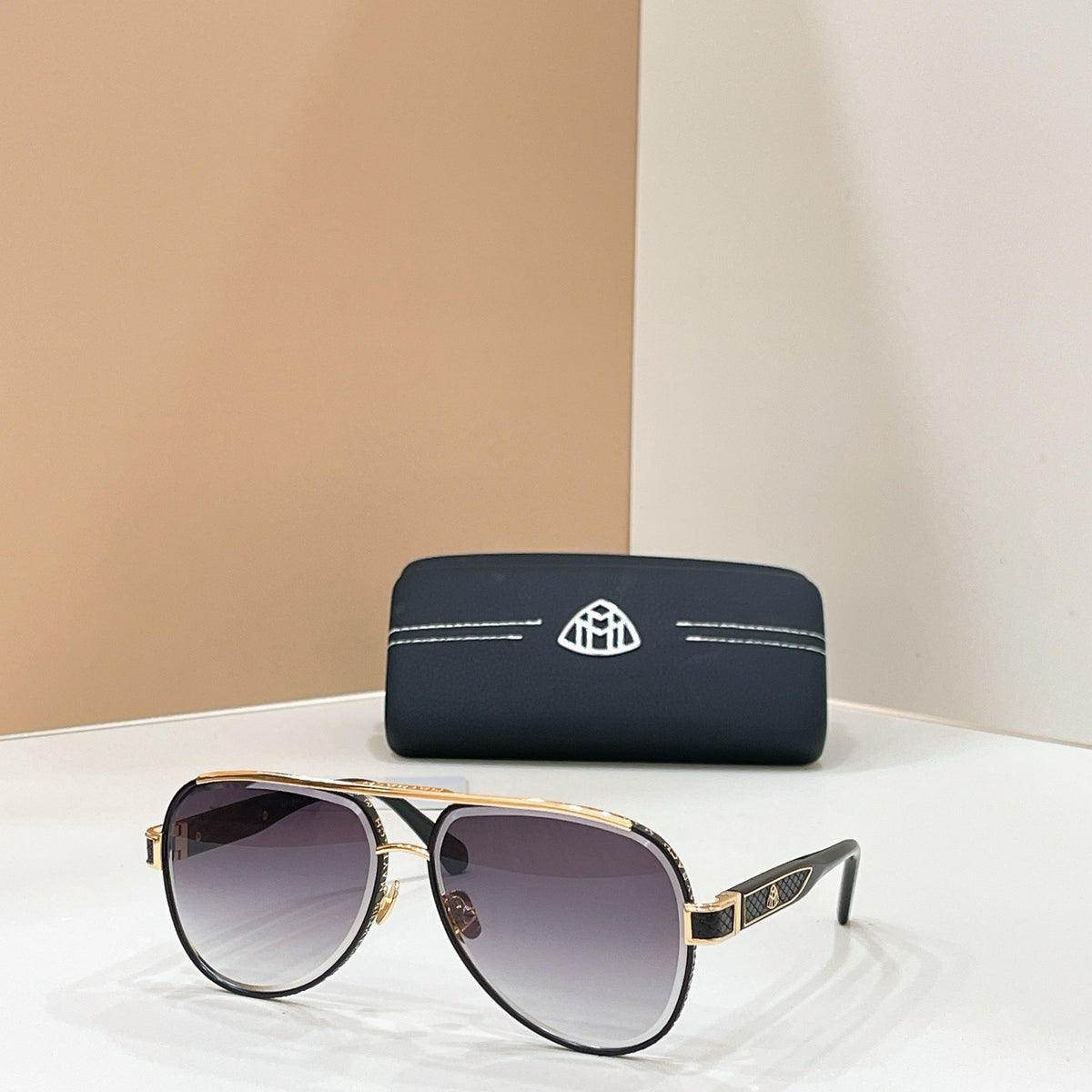 Mehrfarbige Sonnenbrille