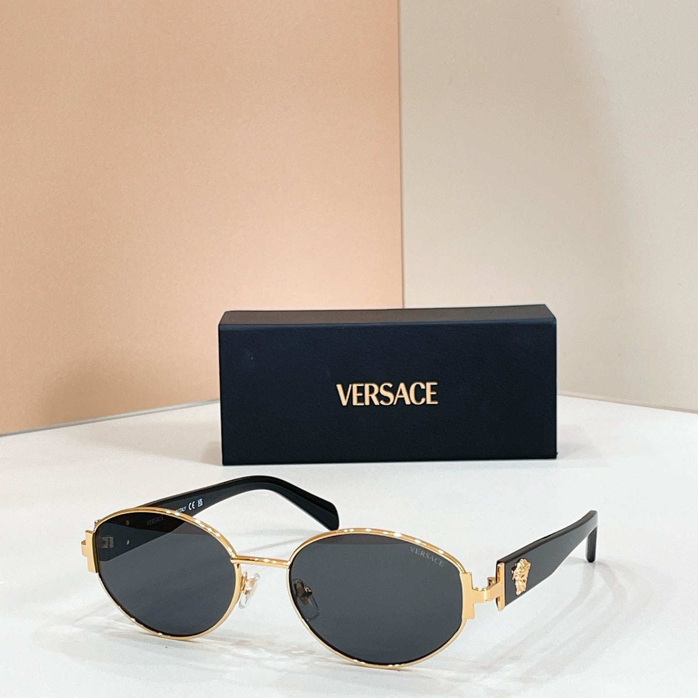 Mehrfarbige Sonnenbrille