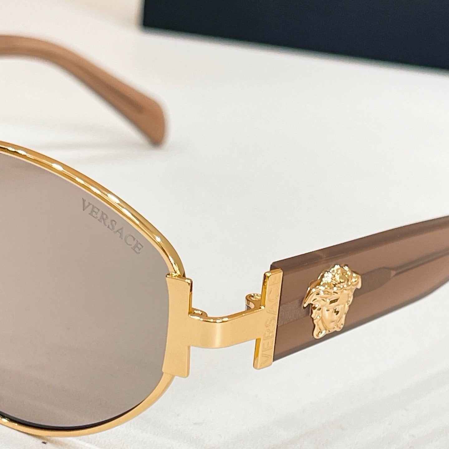 Mehrfarbige Sonnenbrille
