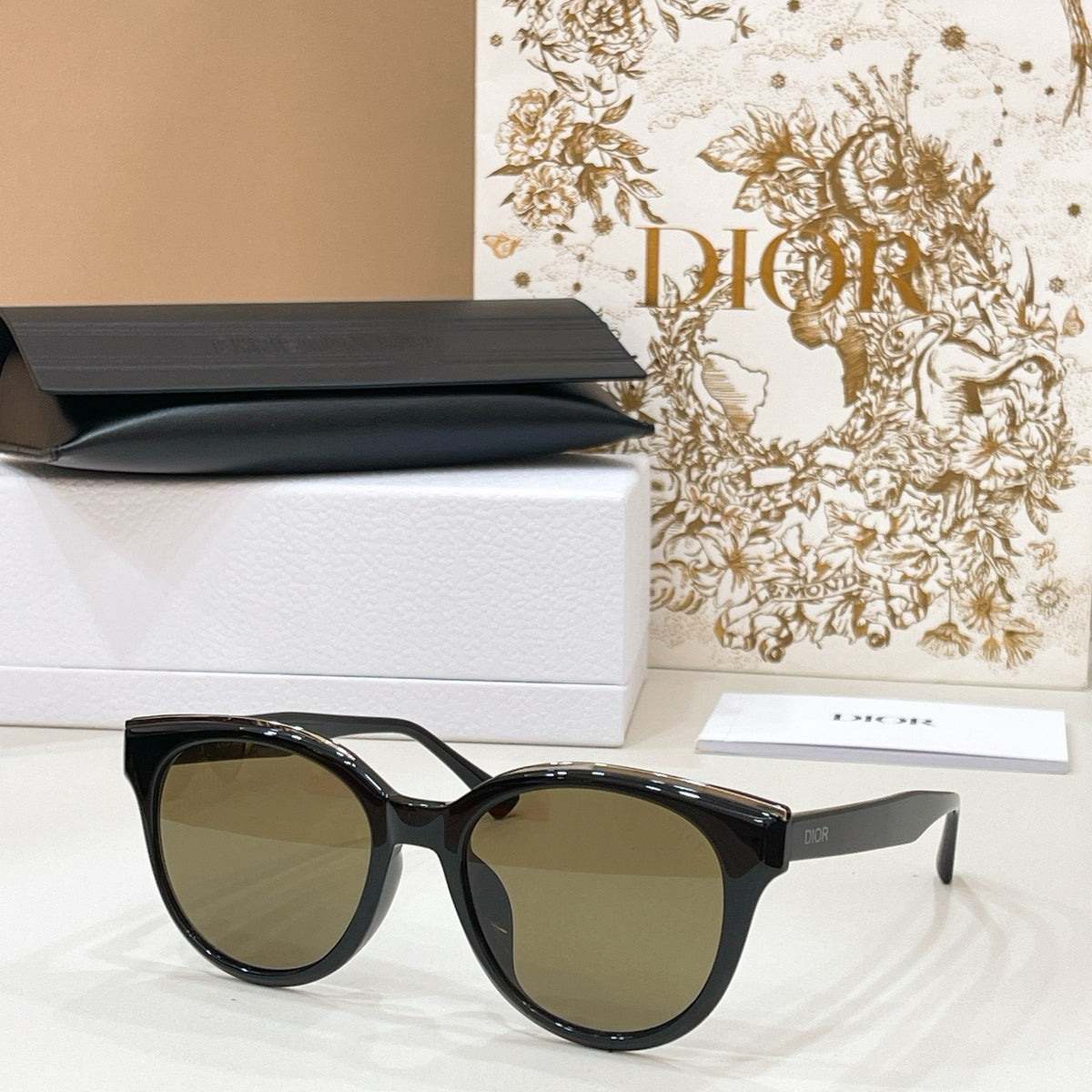 Mehrfarbige Sonnenbrille