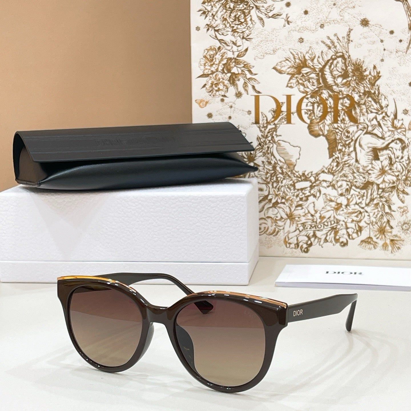 Mehrfarbige Sonnenbrille