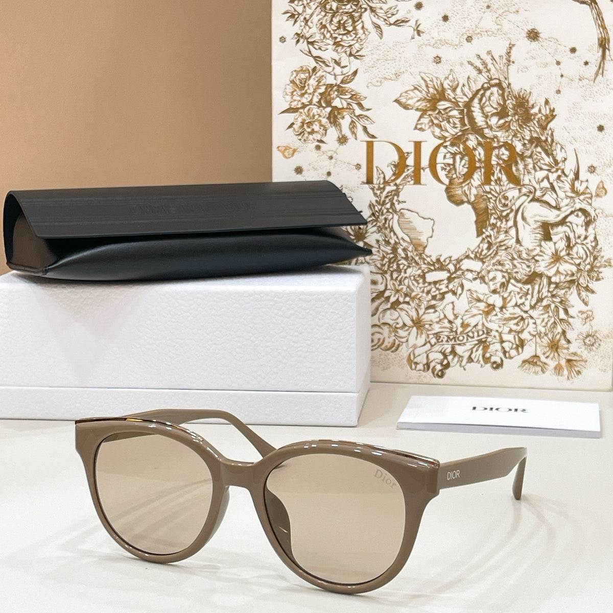 Mehrfarbige Sonnenbrille