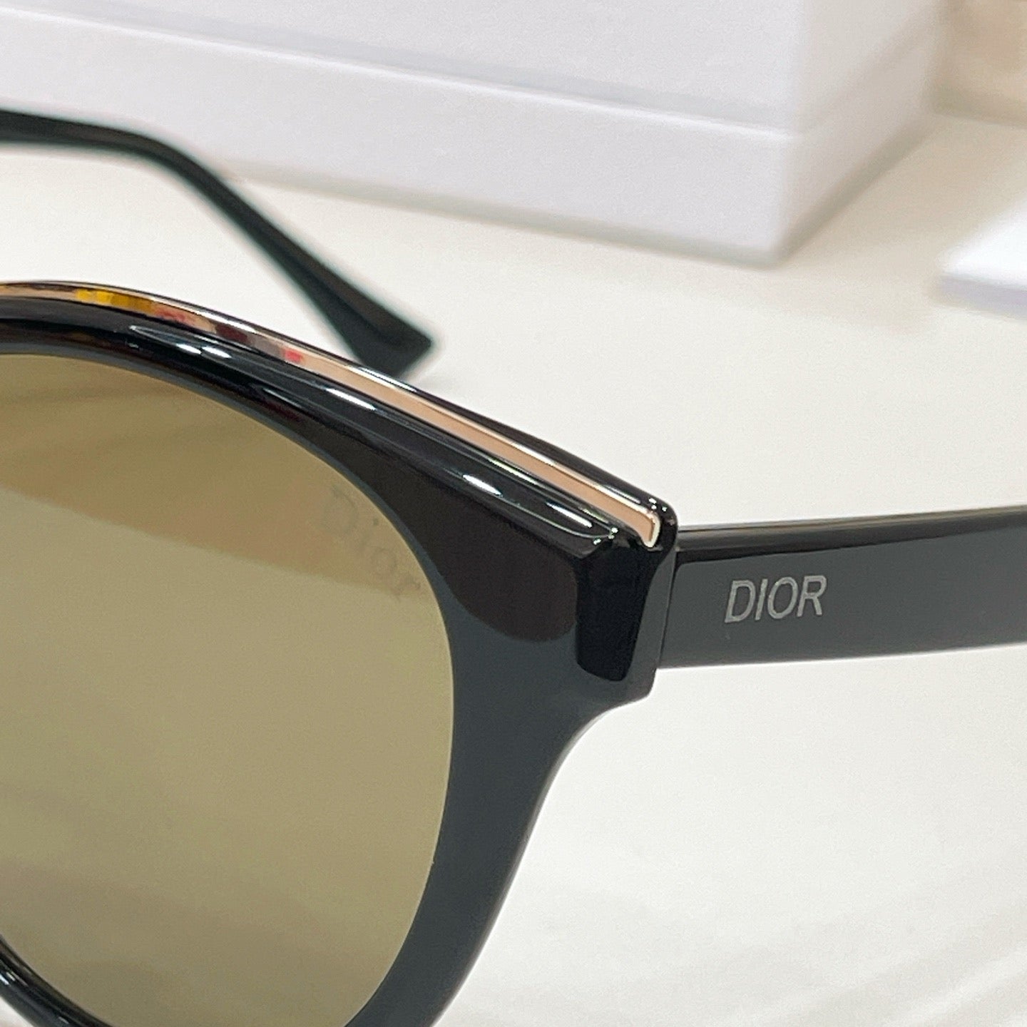 Mehrfarbige Sonnenbrille