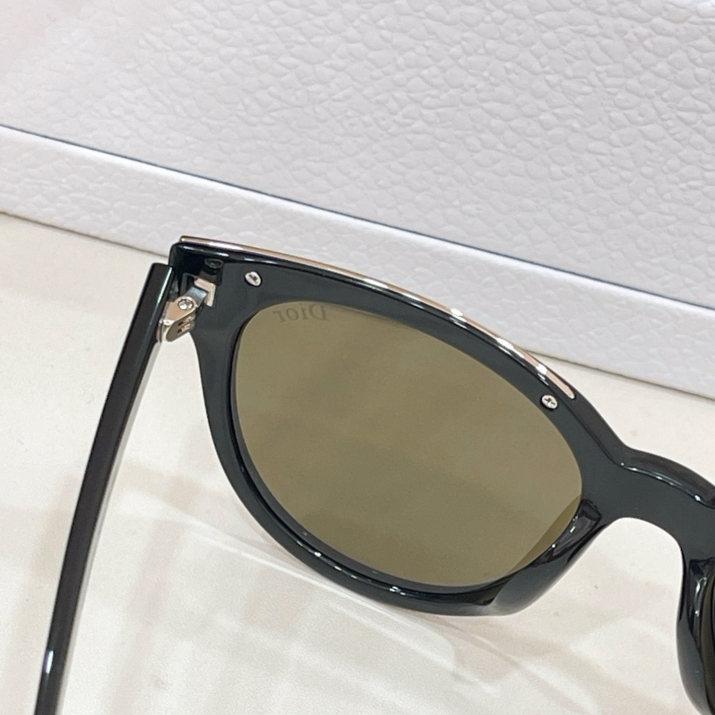 Mehrfarbige Sonnenbrille