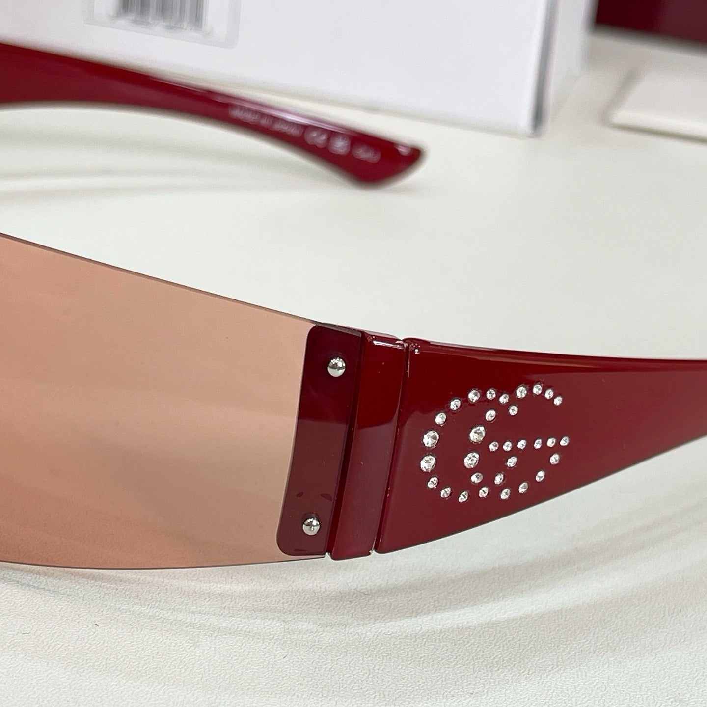 Mehrfarbige Sonnenbrille