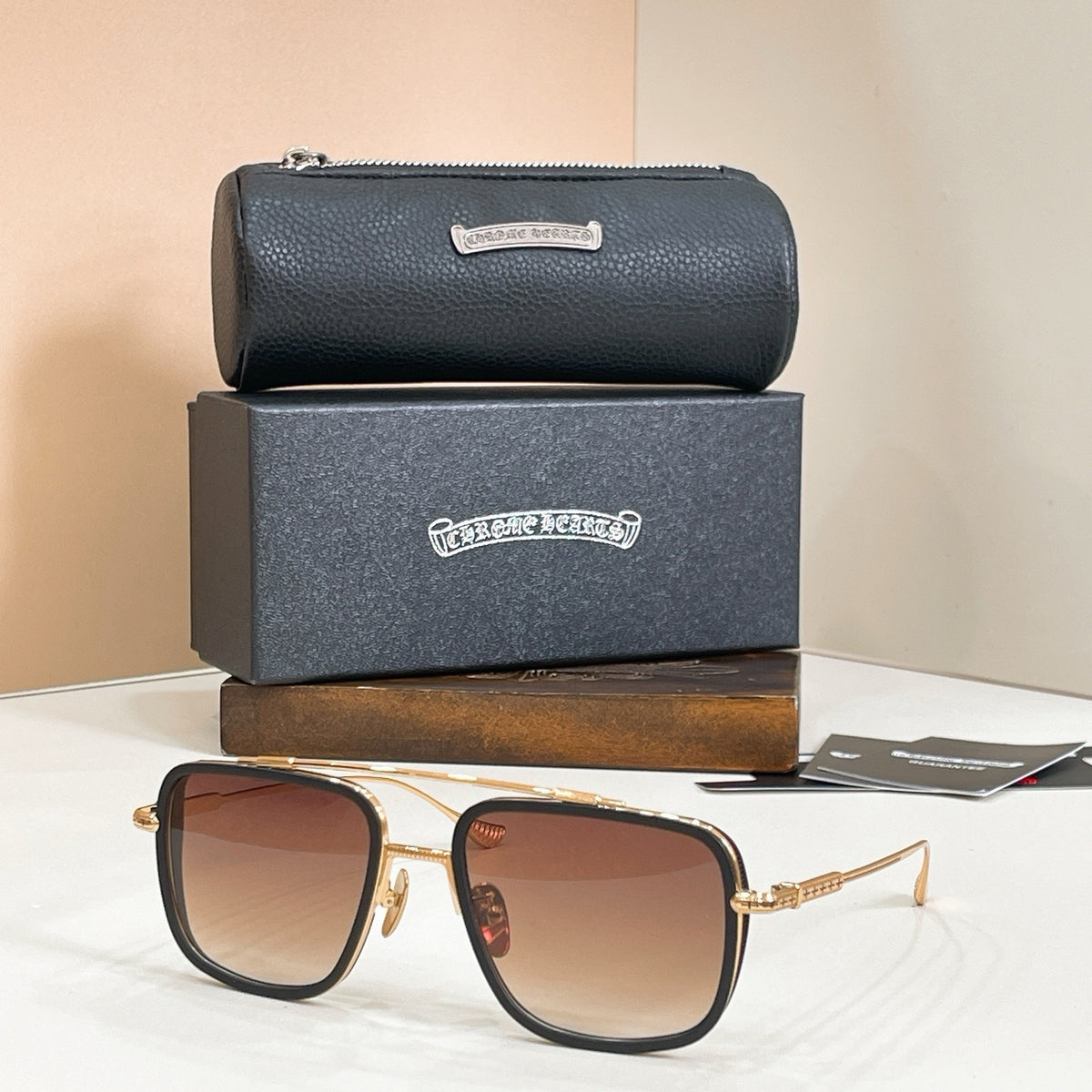 Mehrfarbige Sonnenbrille