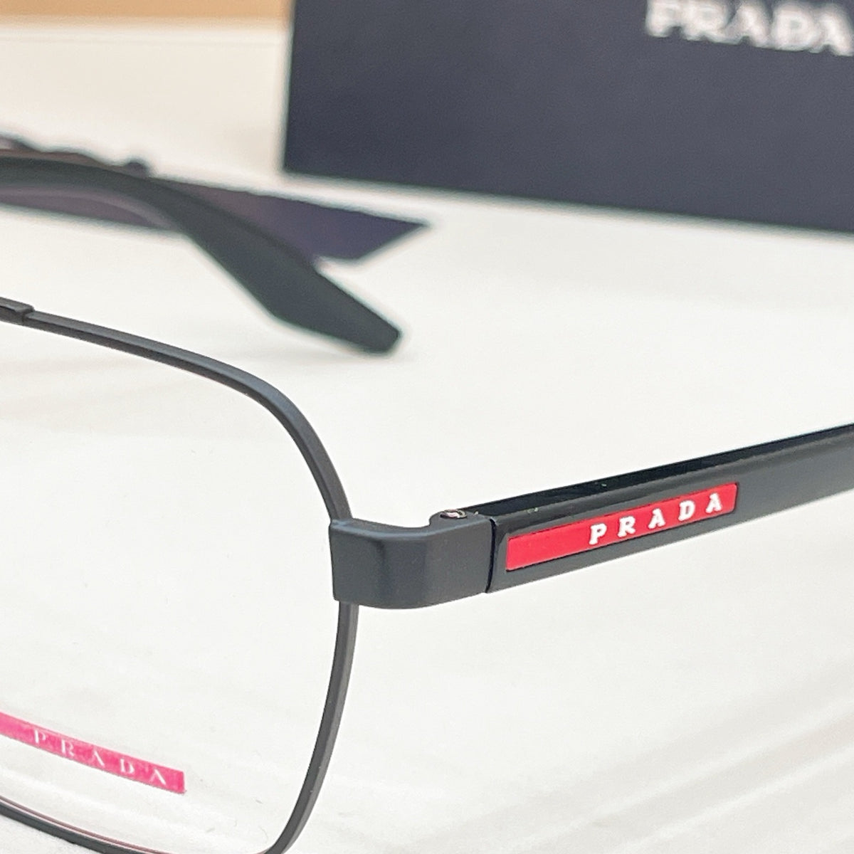 Mehrfarbige Sonnenbrille