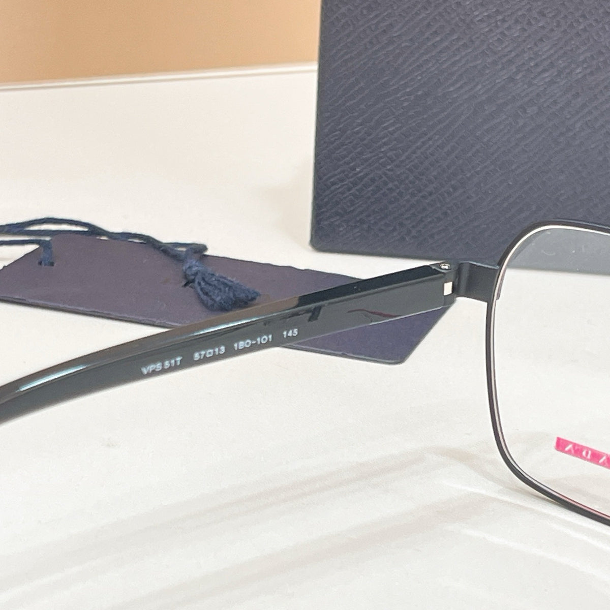 Mehrfarbige Sonnenbrille