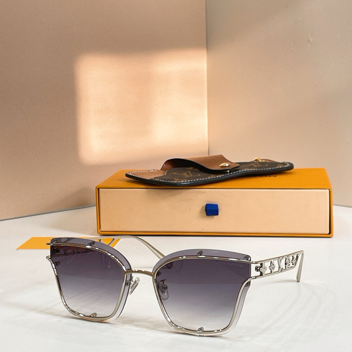 Mehrfarbige Sonnenbrille