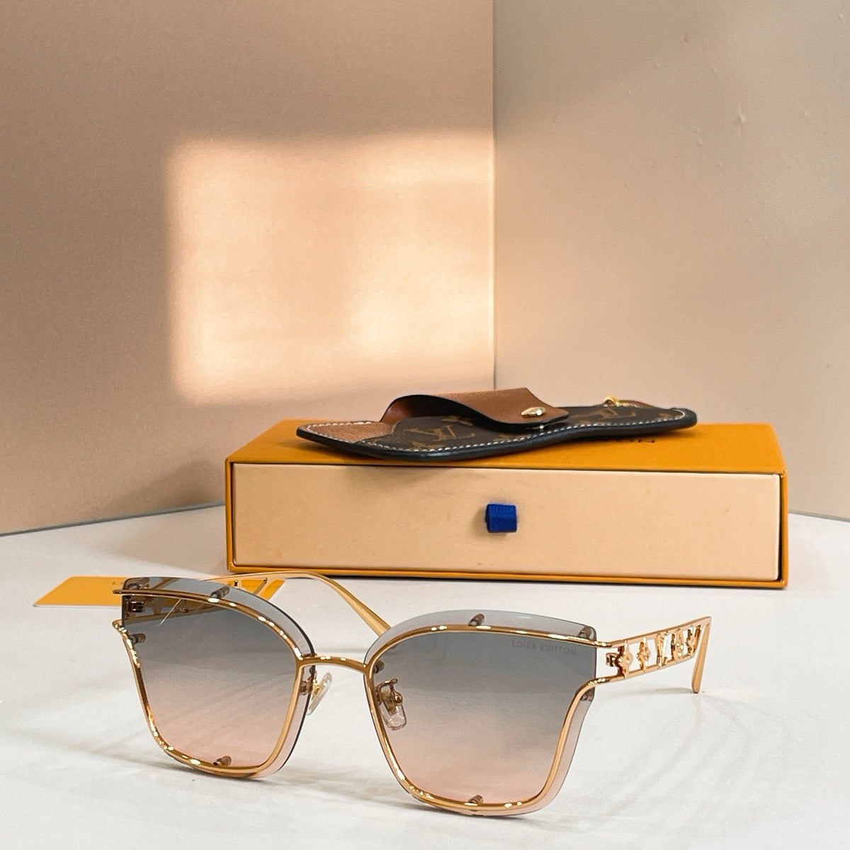 Mehrfarbige Sonnenbrille